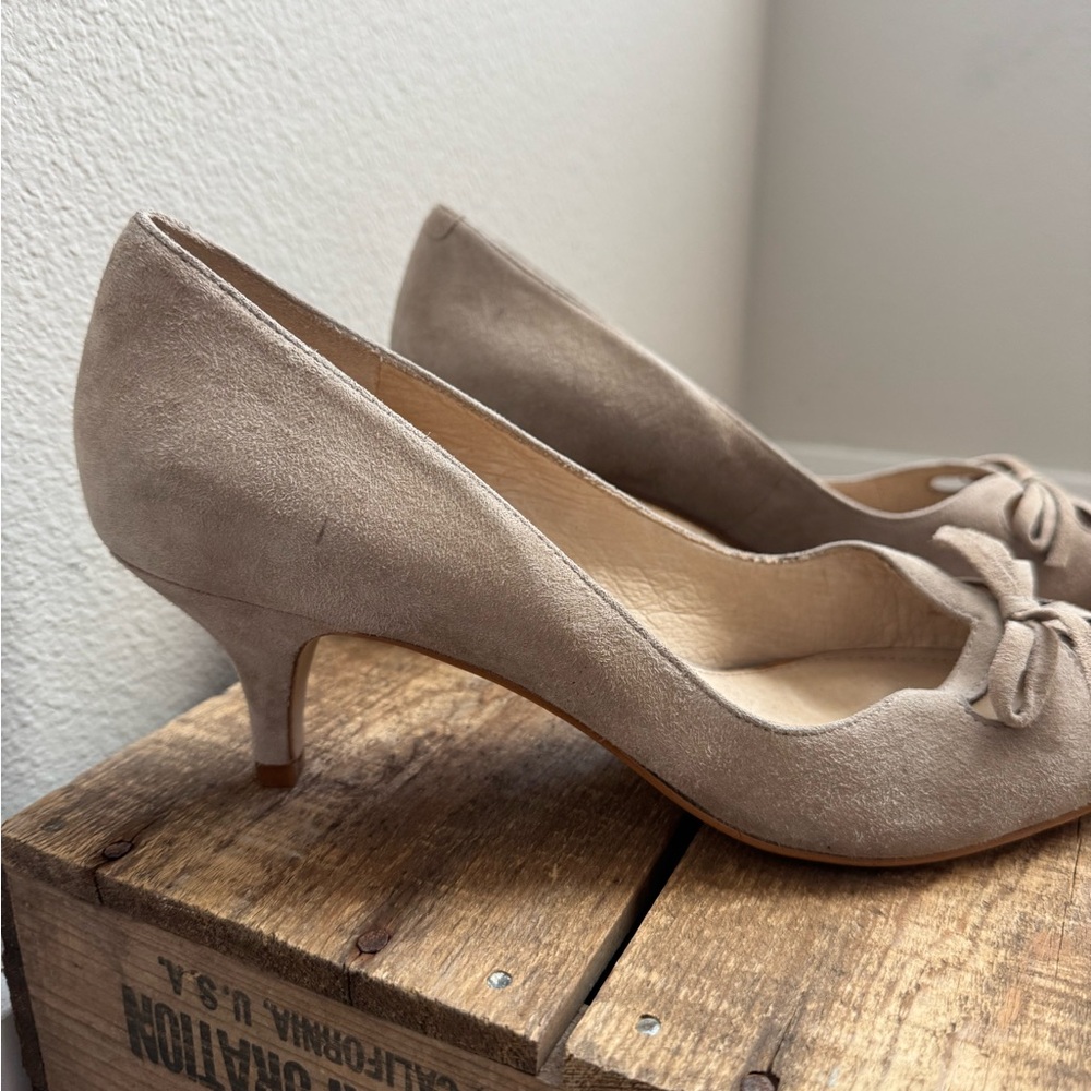 NWT Joan & David Tan Suede Kitten Heel Cut Out Bow Details Womens size 9.5 - Picture 4 of 6